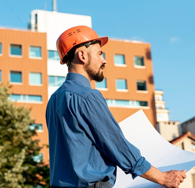 Construimos-tu-futuro-Rosmur hombre con casco de protección y papeles en la mano