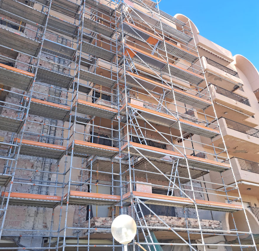 Nuestro-proceso-de-rehabilitacion-de-fachadas (1) andamio de un edificio con fachada en rehabilitación