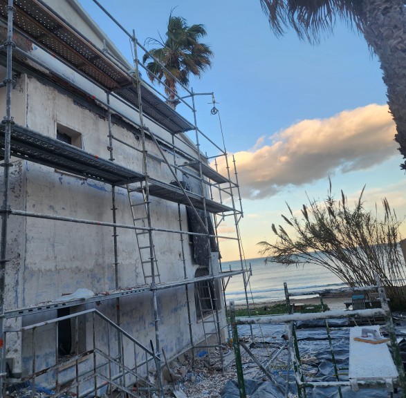 Por-que-confiar-en-rosmur edificio en rehabilitación con andamio Rosmur